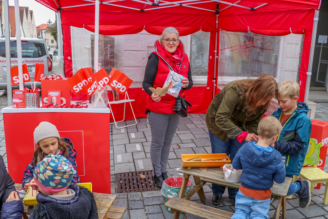 Judika-Markt 2024 startet den Friedberger Frühling - Stadträtin und Kulturreferentin Ulrike Sasse-Feile am Bastelstand der SPD | Foto: FSeventfoto