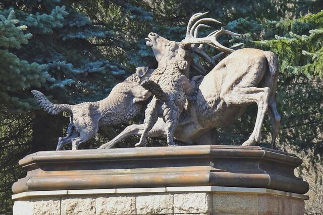 der "Besiegte Hirsch" in Mägdesprung, geschaffen 1860 von dem Modelleur Johann Heinrich Kureck in der Kunstgießerei Mägdesprung
