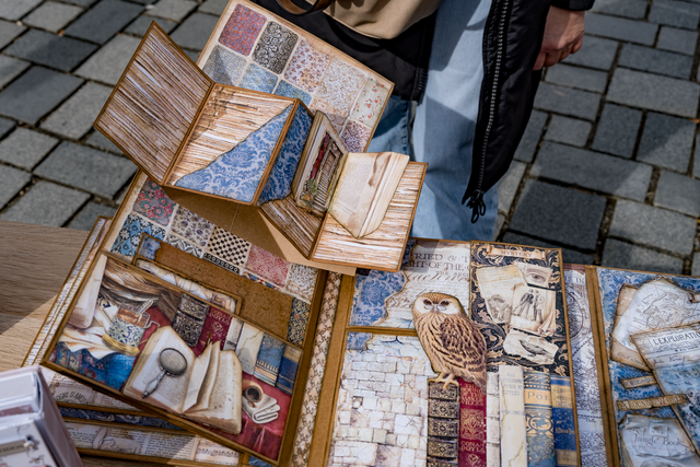 Judika-Markt 2024 startet den Friedberger Frühling - Scrapbooking-Künstlerin Marisol Dieguez Morgado bietet Kurse für das Hobby bei der vhs Aichach-Friedberg an | Foto: FSeventfoto