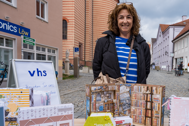 Judika-Markt 2024 startet den Friedberger Frühling - Scrapbooking-Künstlerin Marisol Dieguez Morgado bietet Kurse für das Hobby bei der vhs Aichach-Friedberg an | Foto: FSeventfoto