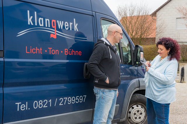 Wir waren Gast bei der Firma Klangwerk im Friedberger Stadtteil Wulfertshausen. Mit Klangwerk-Chef Thomas Knappich sprachen wir über seine Arbeit hinter den Kulissen jeder Bühnenshow und jeden Events. Im Bild Thomas Knappich im Gespräch mit myheimat-Reporterin Sabina Scherer | Foto: FSeventfoto