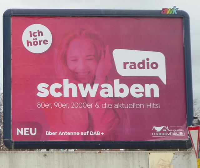 Bei diesem Plakat geht es schon um das DAB Radio. Ja Werbung ist alles. Was sagte ein amerikanischer Milliardär: "50 % der Werbung sind rausgeschmissenes Geld. Wenn sie mir sagen aber welche 50 %, dann sind sie ein gemachter Mann." | Foto: Dr. Alexander Hölzle
