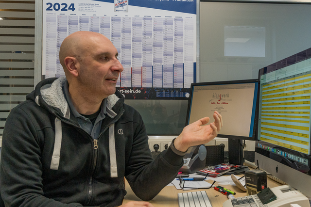 Wir waren Gast bei der Firma Klangwerk im Friedberger Stadtteil Wulfertshausen. Mit Klangwerk-Chef Thomas Knappich sprachen wir über seine Arbeit hinter den Kulissen jeder Bühnenshow und jeden Events. | Foto: FSeventfoto