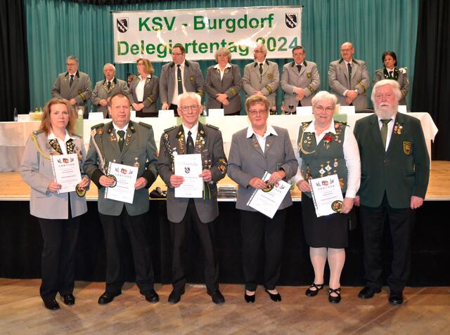 ernannte Schießsportleiter/-Innen, Ehrenmitglied Dietmar Langemeyer (Mitte)