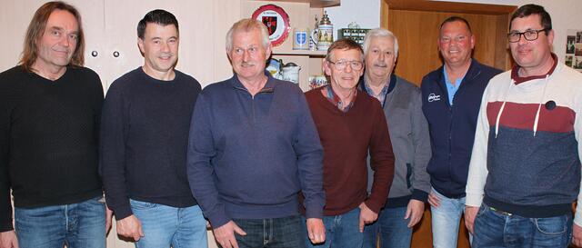 In den nächsten drei Jahren stehen (von links) Dieter Wurster, Stefan Kneißl, Florian Werner, Richard Schuster, Markus Schuster, Thomas Schmidt und Tobias Obermeier (neu) an der Spitze der Meitinger Kleintierzüchter.  | Foto: Peter Heider