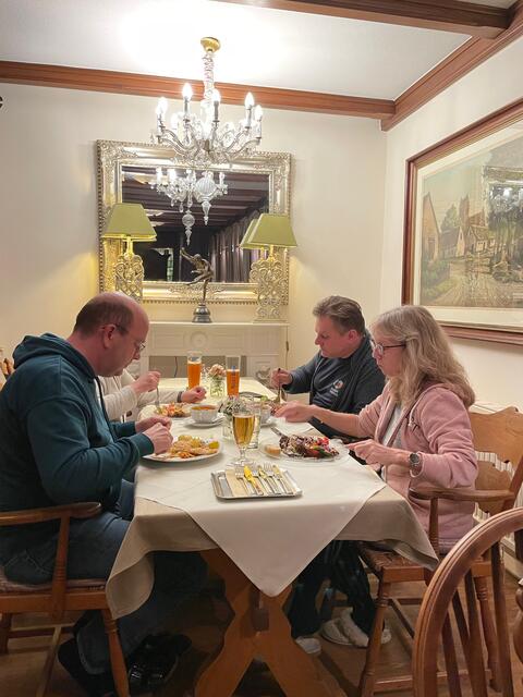Das tolle Abendessen schmeckt in Gesellschaft noch besser