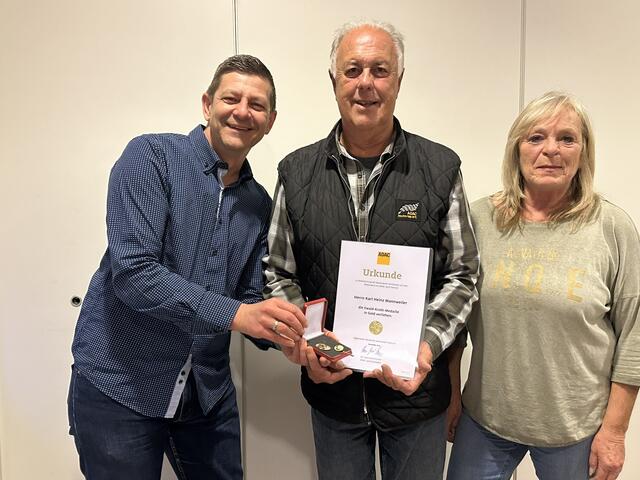 Die engere MC Vorstandschaft freut sich über die Auszeichnung von Heinz