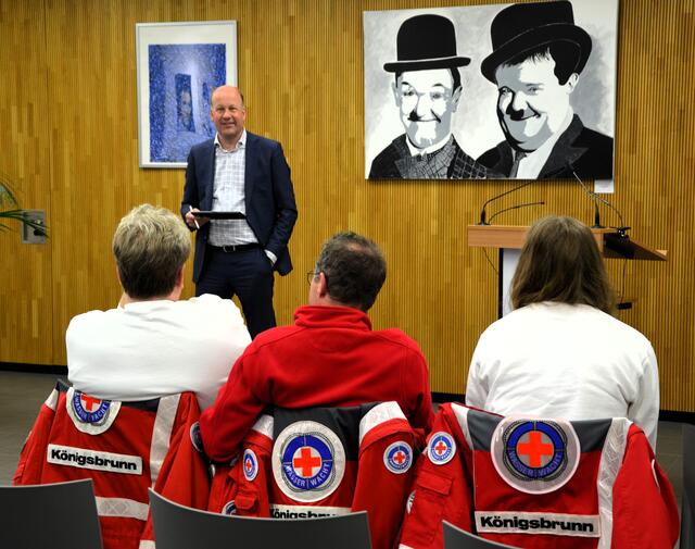 „Die Kommune und die Gesellschaft lebt vom Ehrenamt!“ Im Gespräch mit den Einsatzkräften lobte Landrat Martin Sailer das Ehrenamt nachdrücklich. | Foto: Anke Maresch