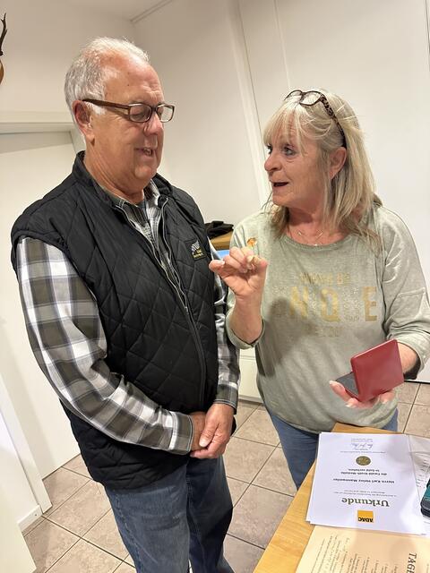 Gisela von Paller übergibt im Namen des ADAC Südbayern die Medaille an Heinz Mannweiler