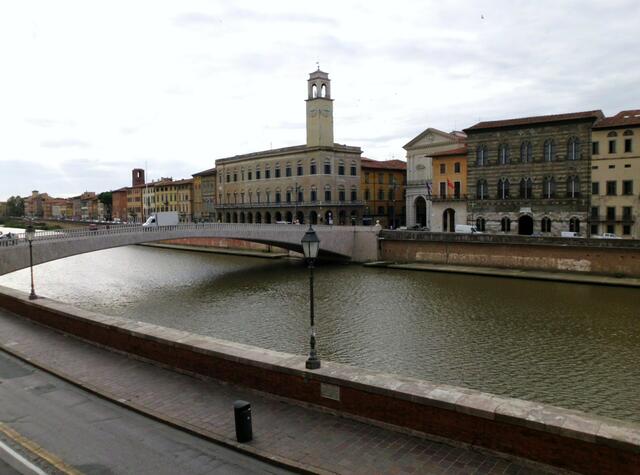 Zurück am Arno mit Blick auf die Ponte di Mezzo und das Rathaus mit Trum 
