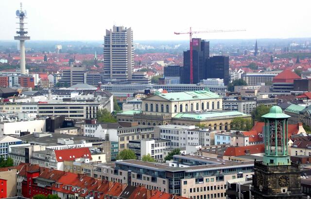 Die City mit Opernhaus und dem noch stehenden Telemoritz.