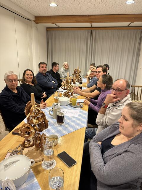 Gespanntes Zuhören über die Worte des Vorstands. Traditionell gab es ein Abendessen zu dem der Club anschließend einlud! 