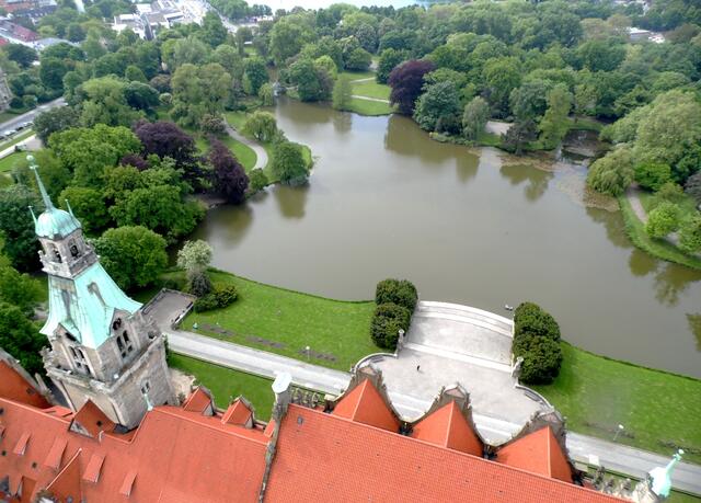 Zu Füßen auf den Maschpark, dahinter den Maschsee.