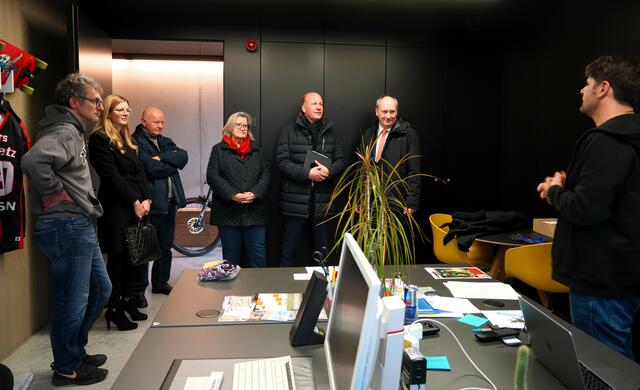Streetworker Richy Bieger (rechts) stellte seine Arbeit in der Jugendfreizeitstätte MatriX vor. Interessiert hörten zu (v. r.): 1. Bürgermeister Franz Feigl, Landrat Martin Sailer, 3. Bürgermeisterin Ursula Jung, 2. Bürgermeister Maximilian Wellner, Sabrina Büchele, Büroleiterin des Landrats, und „Hausherr“ Ralf Engelstätter. | Foto: Ulrike Reschke