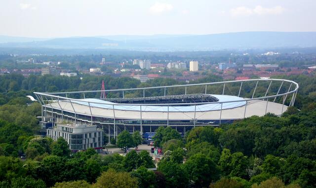 Und über dem Stadion der Roten blickt man zum Deister, zum Osterwald und dem Harz mit dem Brocken hinüber. 