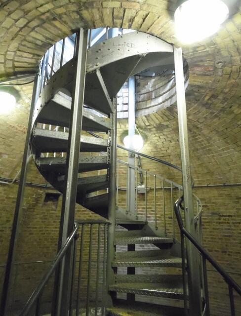 Anschließend folgt eine enge Wendeltreppe, die vier Etagen bis in die Turmspitze hinaufführt.