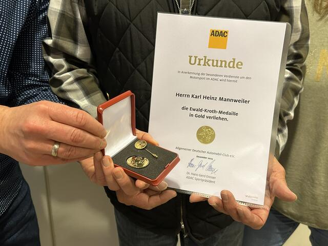 Urkunde und Medaille für MC Vorstand Heinz Mannweiler