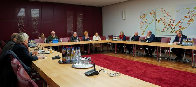 Im Sitzungssaal des Rathauses brachten Mitglieder des Königsbrunner Stadtrates ihre Themen und Anliegen vor. | Foto: Ulrike Reschke