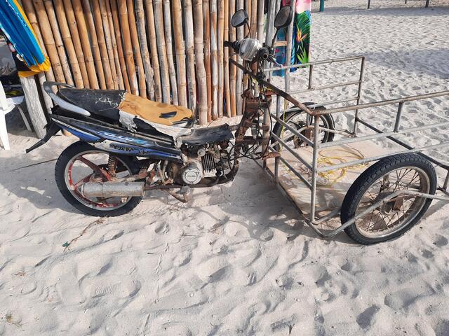 Lastenrad: Eigen-Umbau auf Benzin-Antrieb. 
Bitte die gekonnte(?) Verbindung Moped/Lastenrad auf den nächsten beiden Bildern genau studieren! | Foto: S.T.
