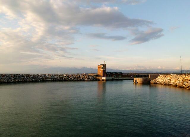Hafenmole und rechts befindet sich der Sportboothafen Pisa di Marina
