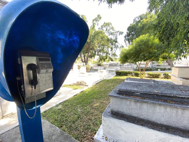 Für dringende Telefonate gibt es auf dem Friedhof Santa Ilfigenia in Santiago de Cuba öffentliche Telefone - direkt neben den Grabstätten. | Foto: Alexander Hauk / alexander-hauk.de