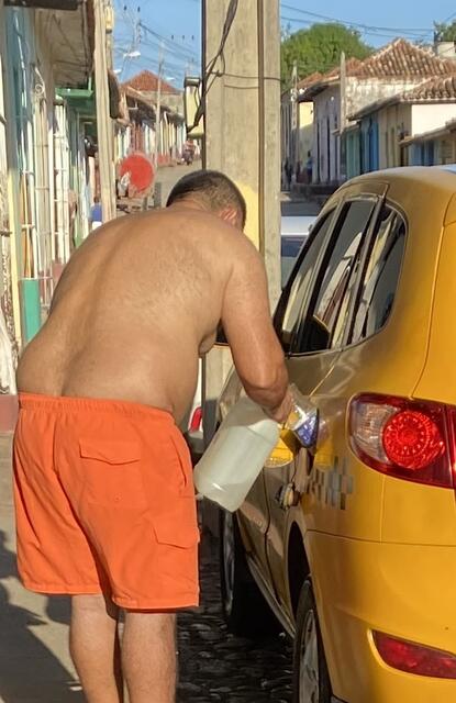 Für den Fall, dass es an der Tankstelle mal wieder kein Benzin gibt, haben die Fahrer oft eine Notreserve gebunkert. | Foto: Alexander Hauk / alexander-hauk.de