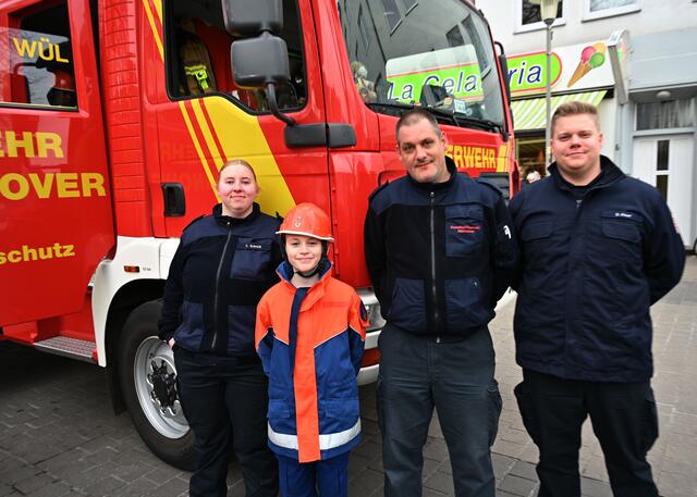Die Freiwillige Feuerwehr Wülfel zeigte einen Einsatzwagen.
