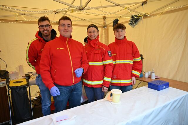 Die DLRG-Jugend buck Waffeln