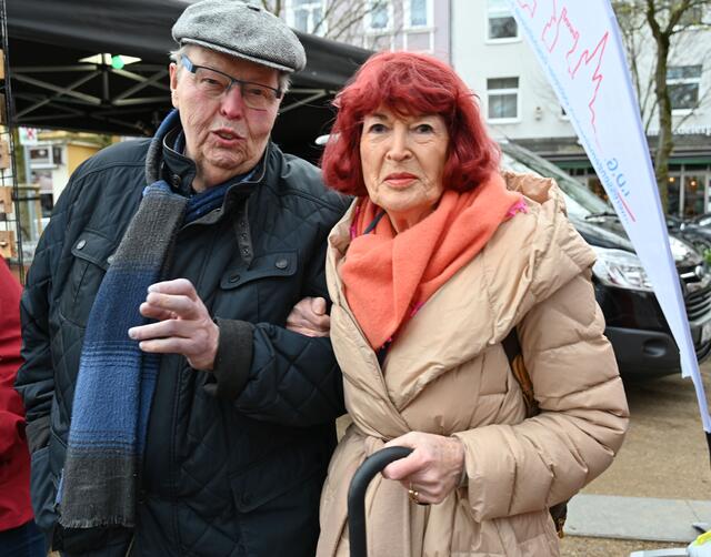 Politische Zusammenarbeit auf dem Ostermarkt: rechts Ellen Maschke-Scheffler (CDU) und links Dirk Battke (SPD), zwei Bezirksratsmitglieder.