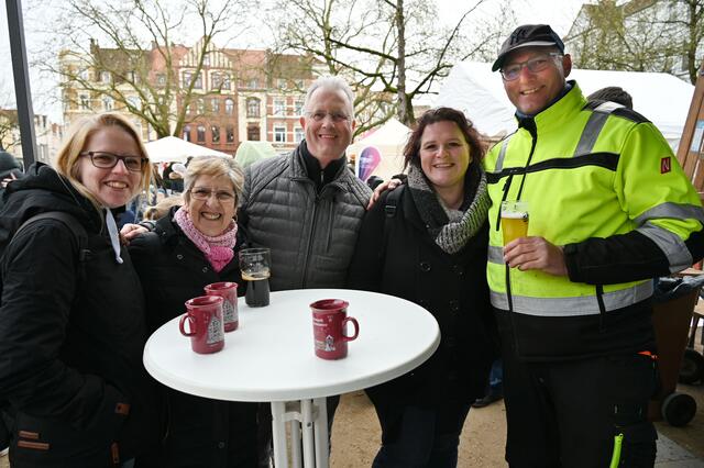 röhliche Gesichter vor dem Grillwagen von Blau-Weiß.