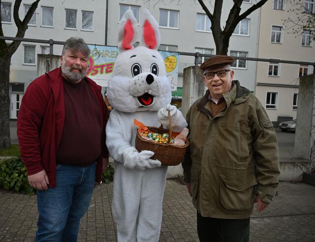 Der Osterhase zusammen mit Mitgliedern des IDG-Vorstandes 