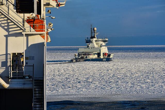 Montag: Erreichen der Eisgrenze - der Eisbrecher „Otso“ erwartet uns schon. Mit Schwung und lautem Krachen rauschen wir in die Eisdecke | Foto: Marc Rohde