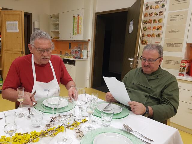 Artur Silva (rechts) eröffnet die Tafel, begrüßt den Gastkoch Johannes Schuster aus Hohenreichen und liest das Menü vor. Willi Buhmeier räumt schon mal den Teller weg. | Foto: Otto Killensberger