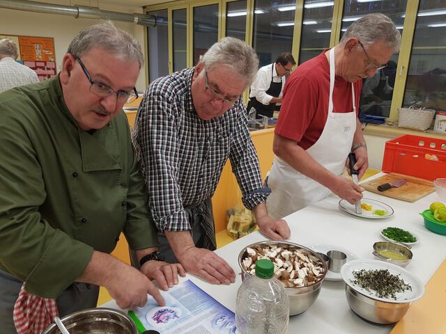 Artur Silva (links), erklärt gerade Karl Rupp die Besonderheit von diesem  Rezept. Die Shitakepilze sind schon geputzt und geschnitten, Willi Buhmeier (rechts) raspelt Ingwer und Zitronenschale. | Foto: Otto Killensberger