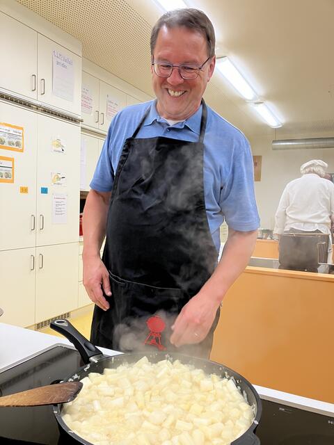 Alfred Zinsmeister freut sich schon auf die Spargelsuppe. Die Zwiebel andünsten und dann den kleingeschnittenen Spargel mit weich dünsten.  | Foto: Otto Killensberger