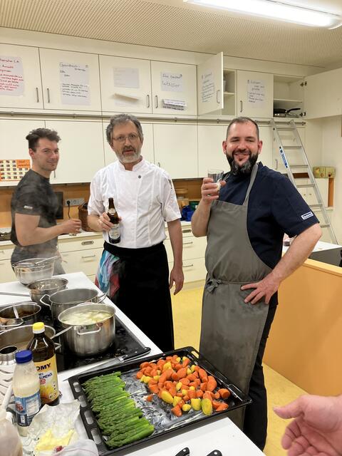 Alles Bestens - dann Prost. (von links) Martin Klaus, Dr. Alois Moosmiller und Johannes Steichele. 