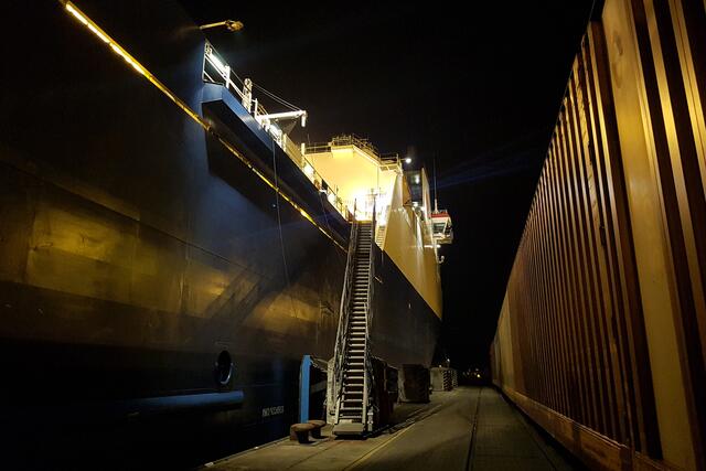 Freitag: Die „Tavastland“ erwartet ihren Gast. In der Dunkelheit und versteckt hinter Containern wirkt der Frachter fast wie ein Geisterschiff
 | Foto: Marc Rohde