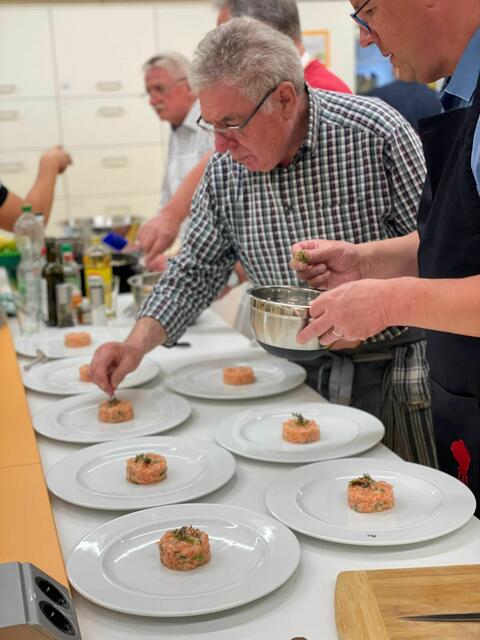 Es wird angerichtet - Karl Rupp dekoriert mt Kräutern. | Foto: Otto Killensberger
