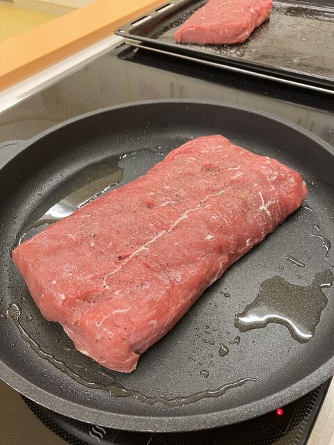 Ist das nicht ein herrlicher Kalbsrücken, da könnte man ja schon so hineinbeißen.