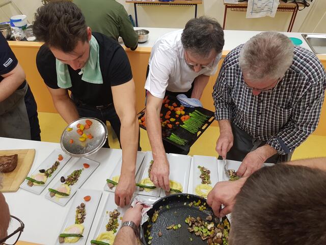 Das Essen soll ja heiß auf den Tisch deshalb heißt es hopp hopp beim Anrichten. Es soll ja auch schön angerichtet sein. 