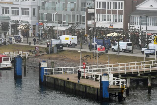 Freitag: Kurz vor dem Anlegen in Lübeck erscheint dem reisenden Gast seine „Senta“ auf der Prinzenbrücke in Travemünde
 | Foto: Marc Rohde