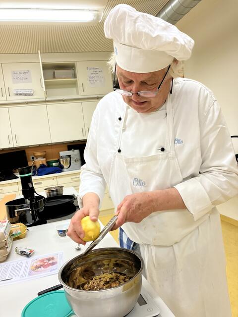 Noch etwas Zitronenabrieb dazu, und die steif geschlagene Sahne - fertig ab in die Gefriertruhe. 