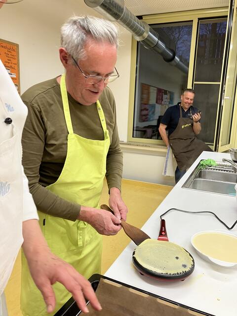 Stefan Zink hier mit dem Crepe-Maker voll in Aktion. 20 Crepes wurden so gemacht. | Foto: Otto Killensberger