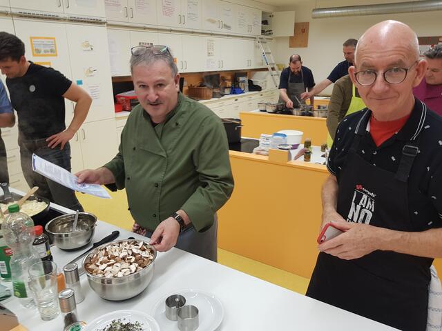 Klaus Hill (rechts) half beim Shitake-Pilze säubern und schneiden mit. Artur Silva bespricht mit Klaus Hill nochmal das Rezept.  | Foto: Otto Killensberger