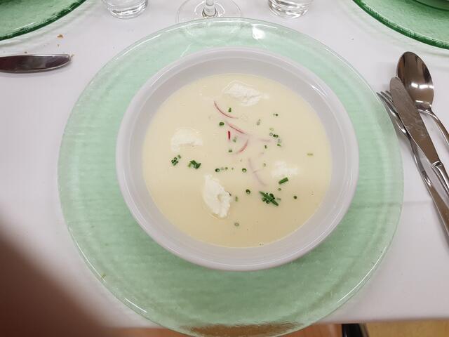 Na dann "Guten Appetit" - so wurde die Spargelpürresuppe serviert.