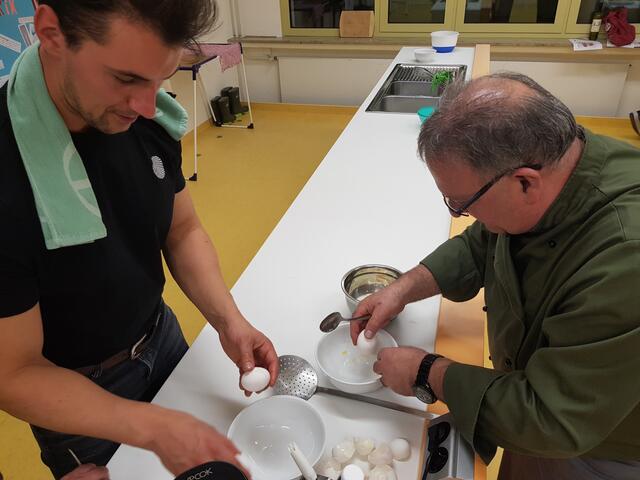 Die Onzeneier ganz auf den Teller zu bringen ist nicht ganz einfach. Aber Arur Silva (rechts) und Martin Klaus haben das gemeistert. 