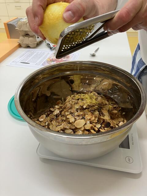 Die Cassata Grundmasse. Da ist schon alles in der Schüssel drin, geröstete Mandelnblättchen, Orangeat, Zitronat, Cocktailkirschen, Akazienhonig Rosenwasser, Zimt, Schokoraspeln, Zitronen- und Orangenabrieb und der Ricotta. Jetzt wird diese Masse nur noch unter die steif geschlagene Sahne gehoben, eingefroren - fertig