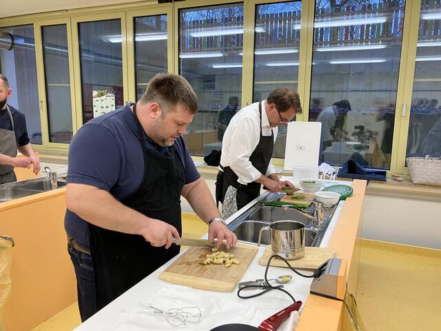 Der Gast des Kochabends Johannes Schuster (links) aus Hohenreichen, mußte schon bei der Spargelpürresuppe die Spargel schälen und klein schneiden. Im Hintergrund bereitet Dr. Roland Ziegler den grünen Spargel fürs Hauptgericht vor. | Foto: Otto Killensberger