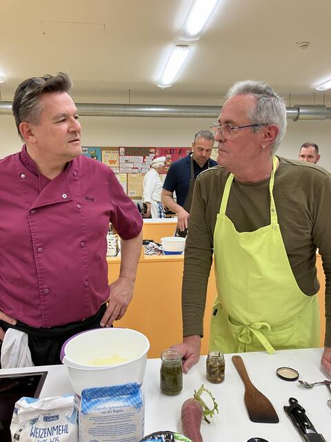 Wie gehts weiter? Ralph Hausbalk (links) fragt den Leiter des Kochabends Stefan Zink was für die Suppe noch alles getan werden muß.