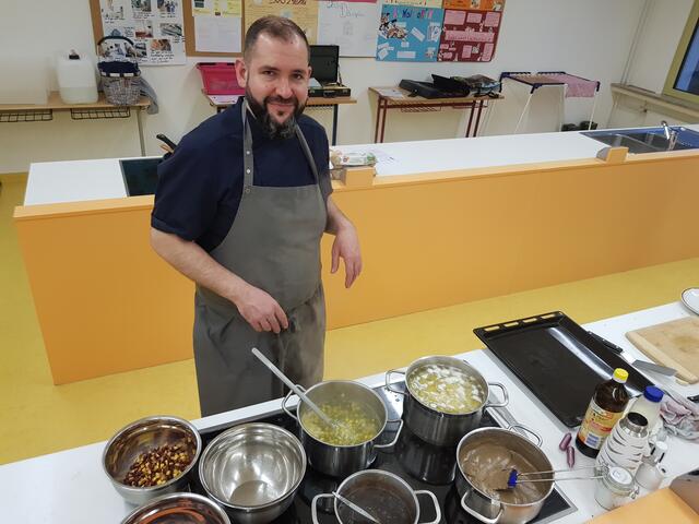 Hier steht einiges an Arbeit auf dem Herd. Johannes Steichele hat die Ruhe weg und alles im Blick - er ist einfach der Profi. 